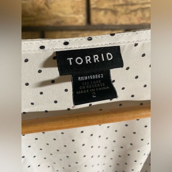 ‎White with black polka dots torrid top - Picture 2 of 5